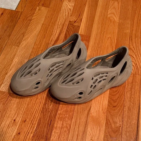 Yeezy Tan Mules - Picture 1 of 3